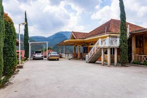 een huis met een auto ervoor geparkeerd bij RedDoorz near Kawah Putih Ciwidey in Bandung