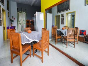 uma sala de jantar com mesa e cadeiras em SPOT ON 2488 Villa Tirta Melati Syariah em Banjar