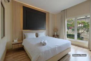 Rúm í herbergi á Mutiara Suites