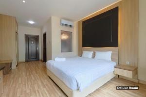 Rúm í herbergi á Mutiara Suites