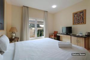 Rúm í herbergi á Mutiara Suites