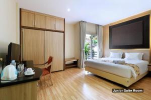 Rúm í herbergi á Mutiara Suites