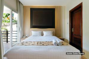 Rúm í herbergi á Mutiara Suites
