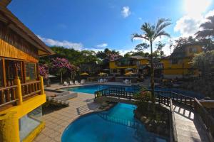 ein Resort mit einem Pool und einem Resort in der Unterkunft Club Samawa in Santo Domingo de los Colorados