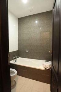 Baðherbergi á Mutiara Suites