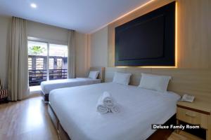Rúm í herbergi á Mutiara Suites