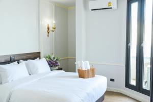 The MACEO Hotel客房内的一张或多张床位