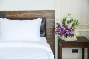 The MACEO Hotel客房内的一张或多张床位