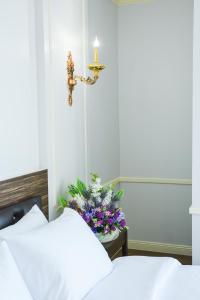 The MACEO Hotel客房内的一张或多张床位