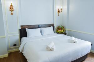 The MACEO Hotel客房内的一张或多张床位