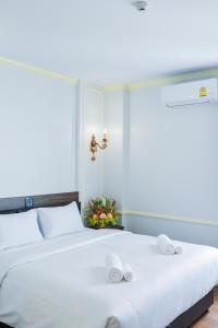 The MACEO Hotel客房内的一张或多张床位