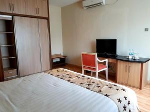 Rúm í herbergi á Mutiara Suites