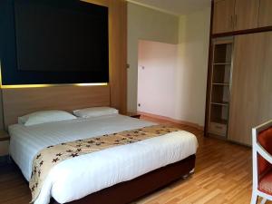 Rúm í herbergi á Mutiara Suites