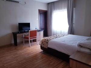 Rúm í herbergi á Mutiara Suites