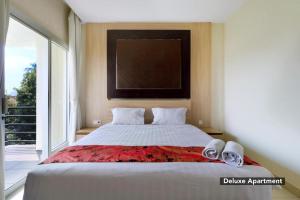 Rúm í herbergi á Mutiara Suites