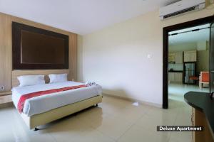 Rúm í herbergi á Mutiara Suites