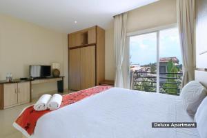 Rúm í herbergi á Mutiara Suites