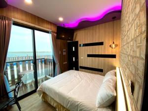 Postel nebo postele na pokoji v ubytování 奧斯卡海景民宿Oscar Boutique Seaview Homestay
