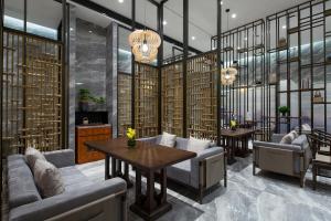 een restaurant met banken en tafels in een kamer bij Ramada by Wyndham Changsha Wuguang in Changsha