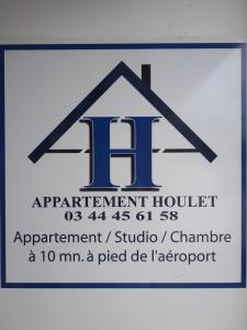 Appartement Houlet في Tillé: علامة على منزل شقة مع سقف