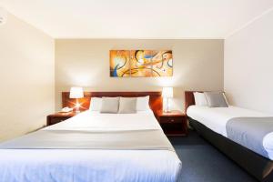 Habitación de hotel con 2 camas y 2 lámparas en ibis Styles Canberra, en Canberra