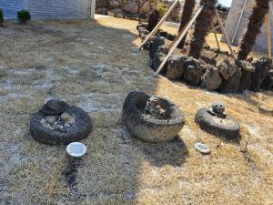 eine Gruppe alter Reifen auf dem Boden in der Unterkunft Jeju Hill Tower Pension in Jeju-do