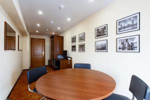 una sala de conferencias con mesa de madera y sillas en AZIMUT Hotel Kemerovo, en Kemerovo