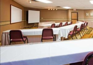 una sala de conferencias con una mesa larga y sillas en Norwood Inn & Suites Eagan St Paul & Mall of America en Eagan
