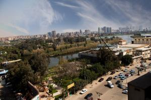 uitzicht op een stad met een rivier en gebouwen bij Luxury Duplex penthouse with Full Great Nile view, entire apartment in Caïro