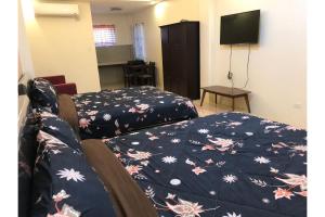 Un pat sau paturi într-o cameră la OYO 601 Guest Hotel