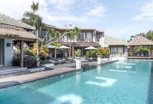 una foto di una piscina in un resort di Villa Hening Jimbaran a Jimbaran