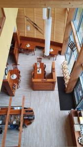 widok na hol ze stołami i krzesłami w obiekcie Hotel Obří Sud Javorník w mieście Jeřmanice