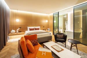 una camera d'albergo con letto e bagno di Hotel28 Myeongdong a Seul