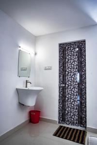 Koupelna v ubytování Hotel Viswa Grand