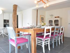 eine Küche und ein Esszimmer mit einem Holztisch und Stühlen in der Unterkunft Beautiful Ardennes house in quiet area in Sainte-Ode