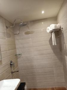 e bagno con doccia, servizi igienici e lavandino. di The Hotel Celebration a Balāngīr