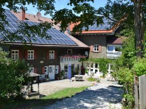 une maison avec des panneaux solaires sur le toit dans l'établissement Ferienhaus Eulenhof, à Sulzberg
