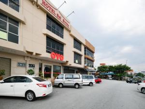 un groupe de voitures garées devant un bâtiment dans l'établissement OYO 89968 Sri Sutra Hotel, à Petaling Jaya