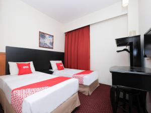 Ένα ή περισσότερα κρεβάτια σε δωμάτιο στο OYO 89968 Sri Sutra Hotel