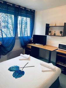 Postel nebo postele na pokoji v ubytování Neoresid - Résidence Saint Marc + 4 fotografie