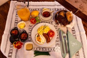 einen Frühstückstisch mit Eiern, Speck, Tomaten und anderen Lebensmitteln in der Unterkunft Záboří 10 in Záboří