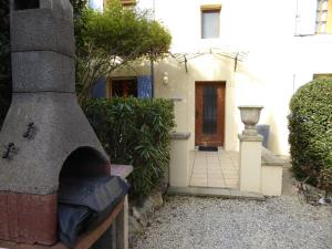 une maison avec un four en briques devant une porte dans l'établissement Mas Saint Antoine, à Rognonas