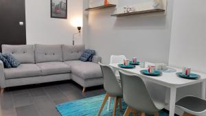 Apartament Twoja Przystań في غيجيتسكو: غرفة معيشة مع طاولة وأريكة