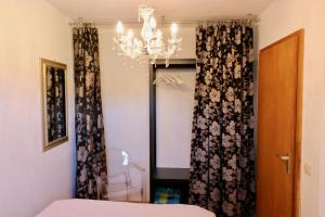 Cette chambre comprend un lit et un lustre. dans l'établissement Biburg86420, à Biburg
