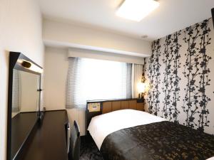 Postel nebo postele na pokoji v ubytování APA Hotel Chiba Ekimae