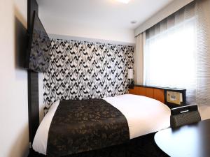 Postel nebo postele na pokoji v ubytování APA Hotel Chiba Ekimae