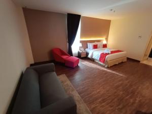 Postel nebo postele na pokoji v ubytování The Royale Krakatau