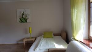 Dormitorio pequeño con cama con almohada verde en Villa Sole, en Pruszcz Gdański