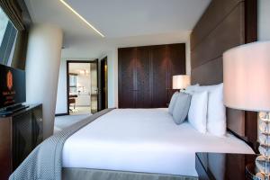 Voodi või voodid majutusasutuse Bab Al Qasr Residence toas