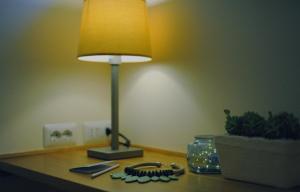 lampa siedząca na drewnianym stole w obiekcie Dimora del Campo w mieście Matera